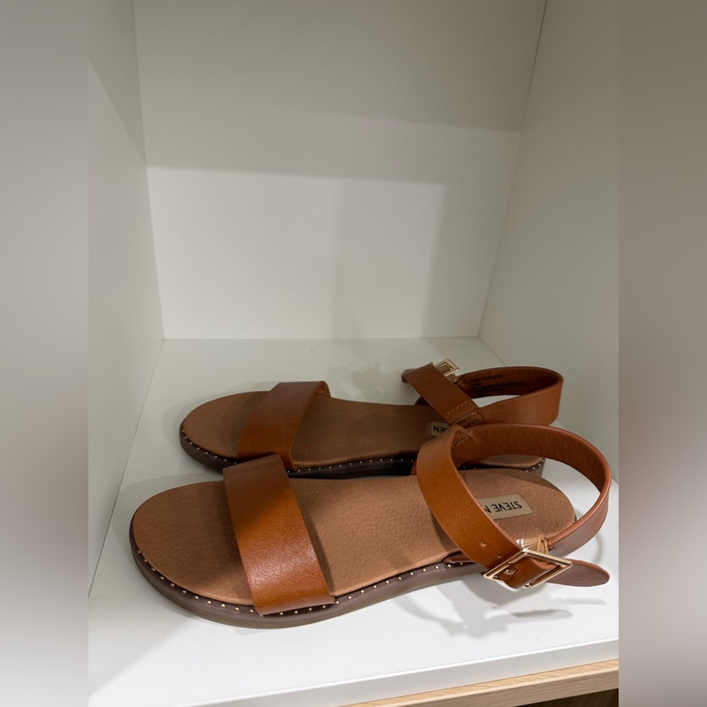 Steve Madden light brown Tesa man made leather flat sandals (size 6.5 M)